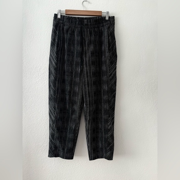 Athleta Arrival Crop Striped Balloon pants Size 8 Zipper Pockets - Picture 2 of 14